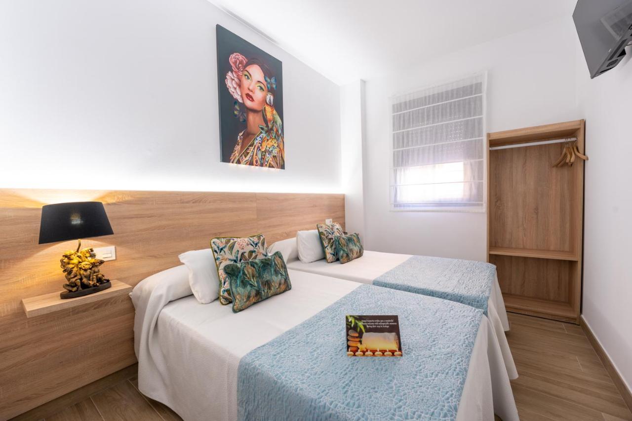 Hostal Romerito Malaga Bagian luar foto